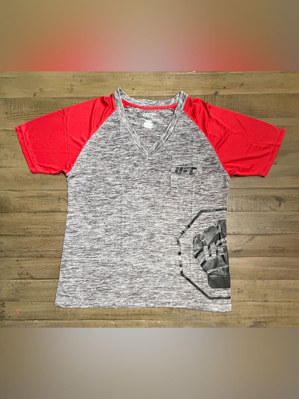 NWOT UFC Women’s V-Neck Raglan Tee Heather Gray Red Sleeves Size Large